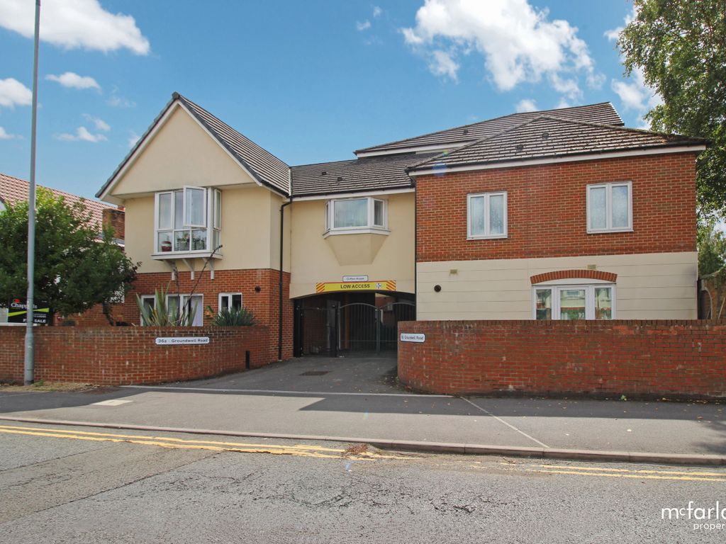 2 bed flat to rent in Groundwell Road, Town Centre, Swindon SN1, £1,000