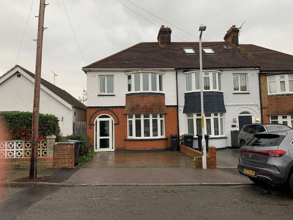 3 bed end terrace house to rent in Lamorna Avenue, Gravesend, Kent DA12