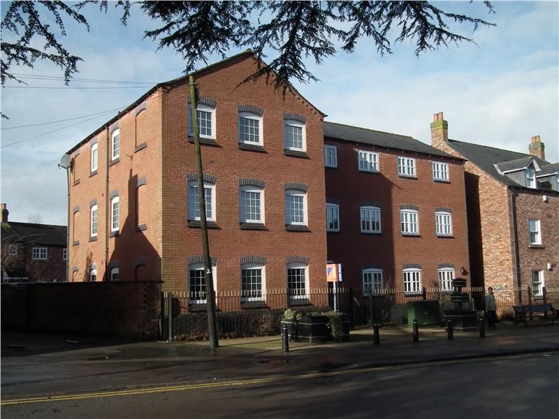 2 bed flat to rent in Hinckley Road, Burbage, Leicestershire LE10, £825