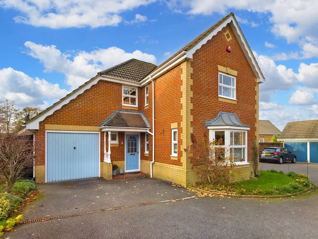 4 bed detached house for sale in Henley Close, Maidenbower RH10 Zoopla