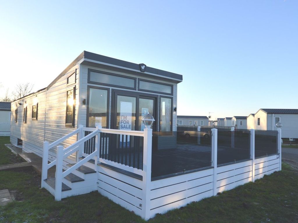 2 bed property for sale in Dymchurch Road, New Romney TN28, £144,995