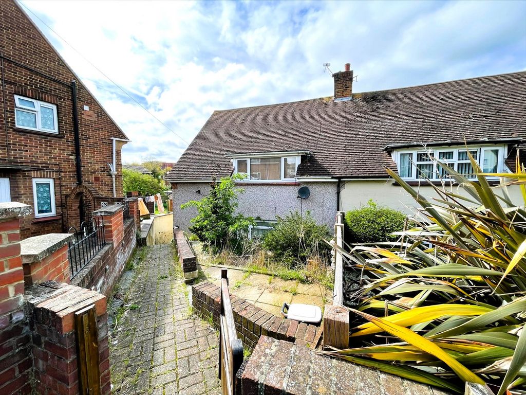 4 bed semidetached house for sale in St Columba's Close, Gravesend