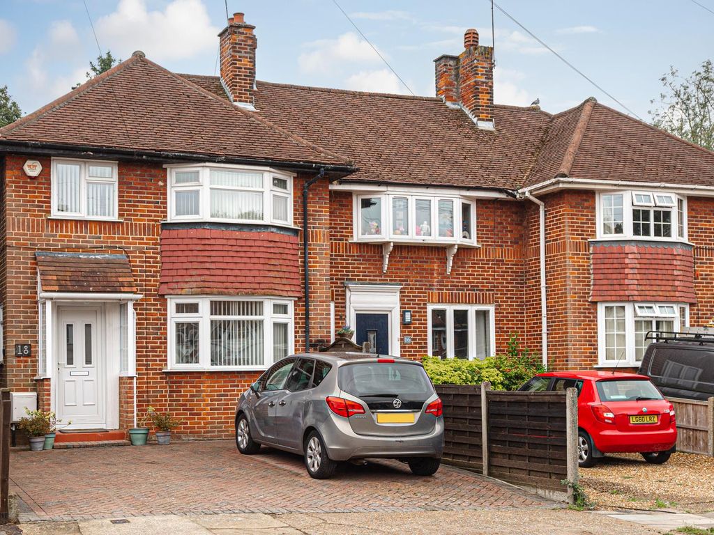 3 bed semidetached house for sale in Chapel Way, Epsom KT18, £550,000
