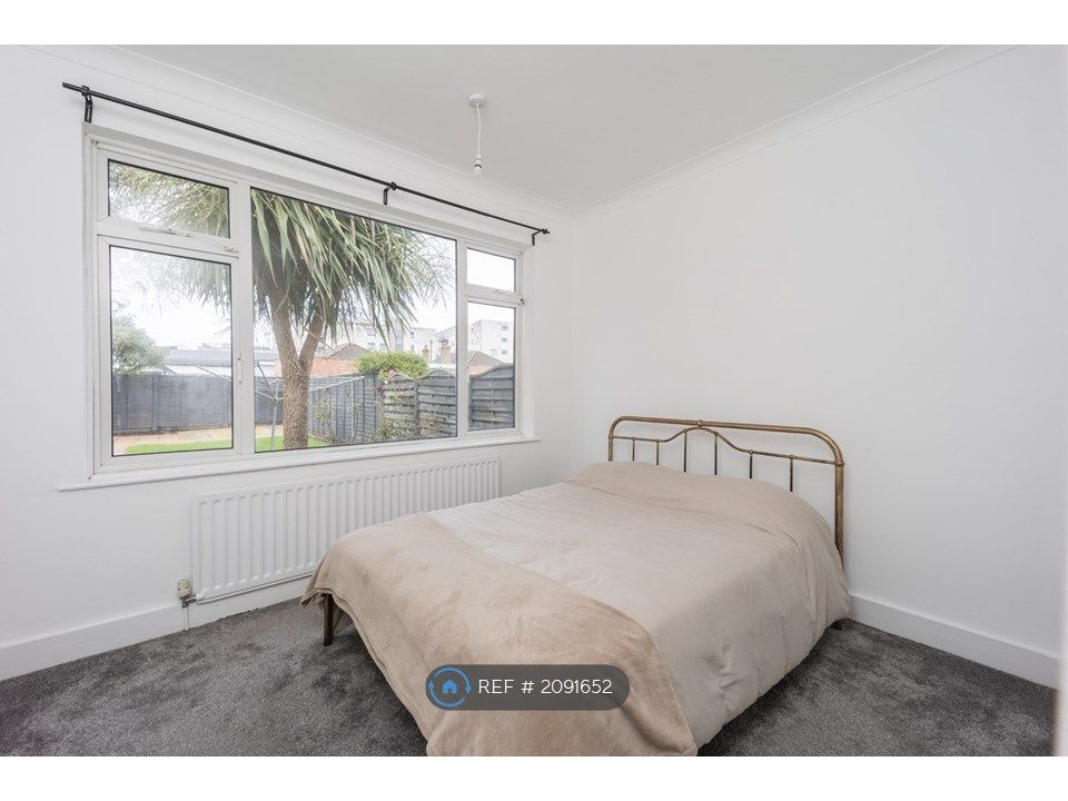 Room to rent in Danson Lane, Welling DA16, £850 pcm Zoopla