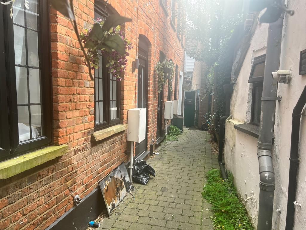 2 bed terraced house to rent in Chesham, Buckinghamshire HP5, £1,375