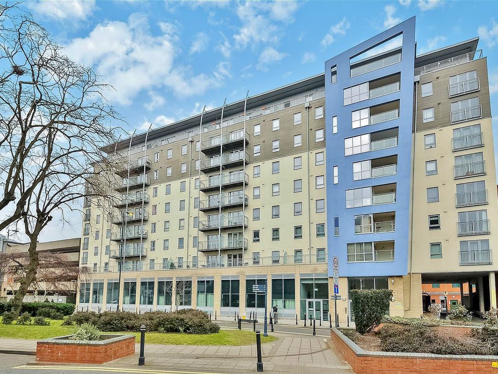 1 bed flat to rent in Church Street East, Woking, Surrey GU21, £1,250