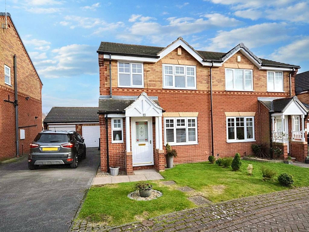 3 bed semidetached house for sale in Fairfield Close, Rothwell, Leeds