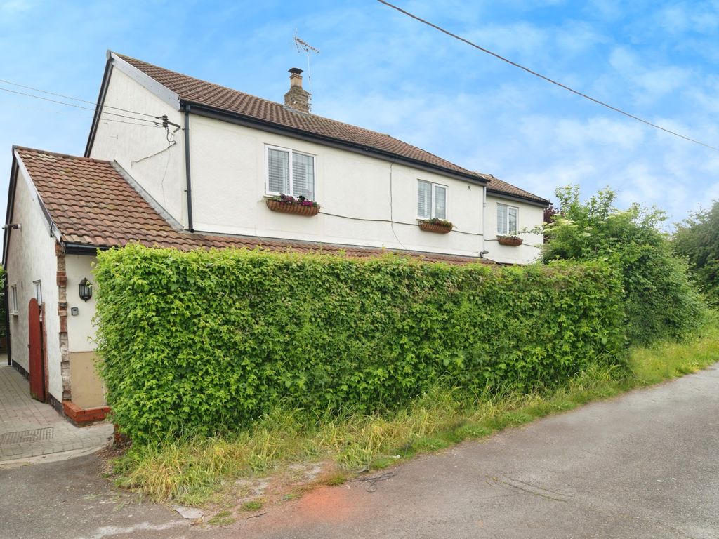 5 bed detached house for sale in London Road, StanfordLeHope SS17, £