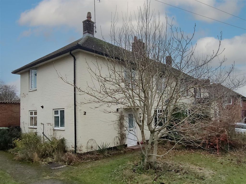 3 bed semidetached house for sale in Malthouse Meadows, Liphook GU30