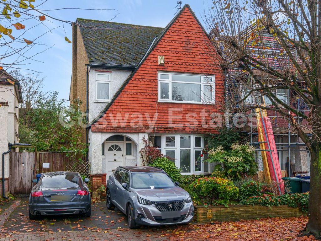 3 bed property for sale in Brockenhurst Gardens, London NW7, £745,000
