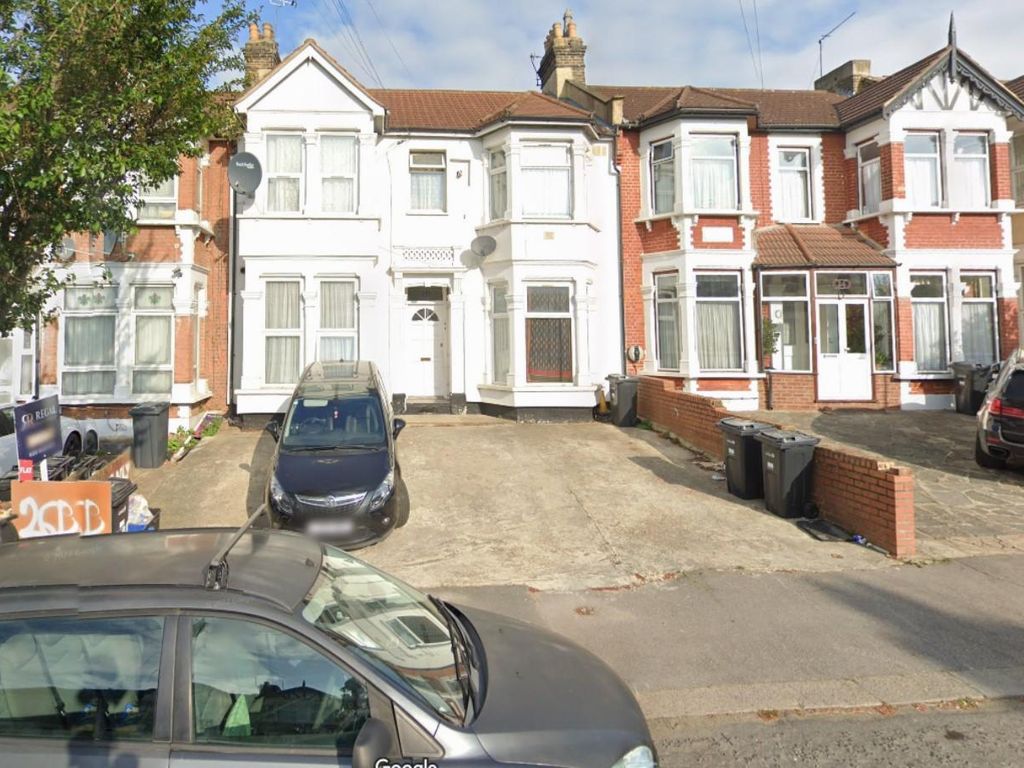 1 bed flat to rent in Kensington Gardens, Ilford IG1, £1,200 pcm Zoopla