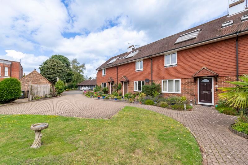 2 bed terraced house to rent in Regency Close, Uckfield TN22, £1,300