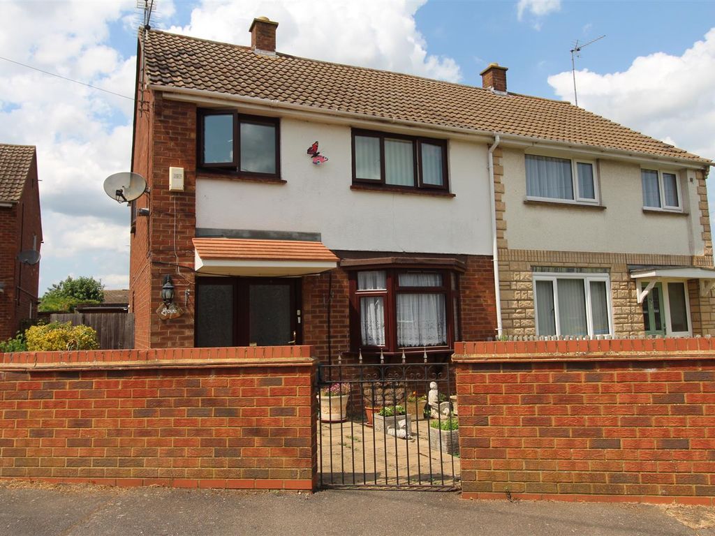2 bed semidetached house to rent in Andrew Close, Higham Ferrers