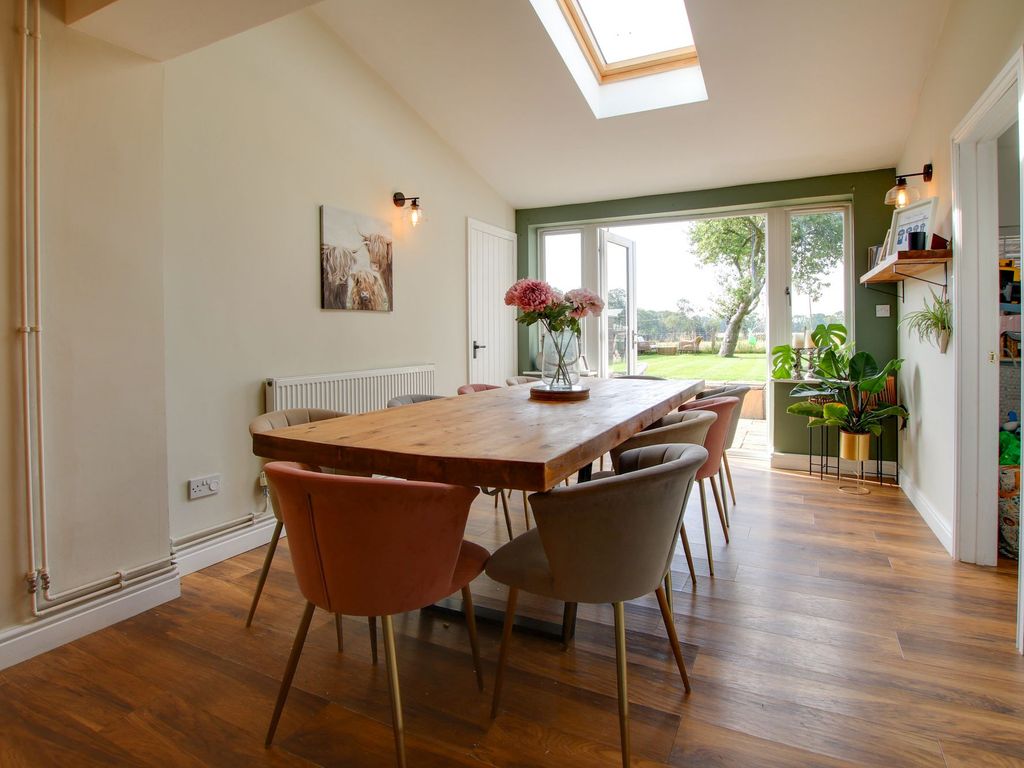 3 bed semidetached house for sale in Stretton Hall Drive, Oadby LE2, £