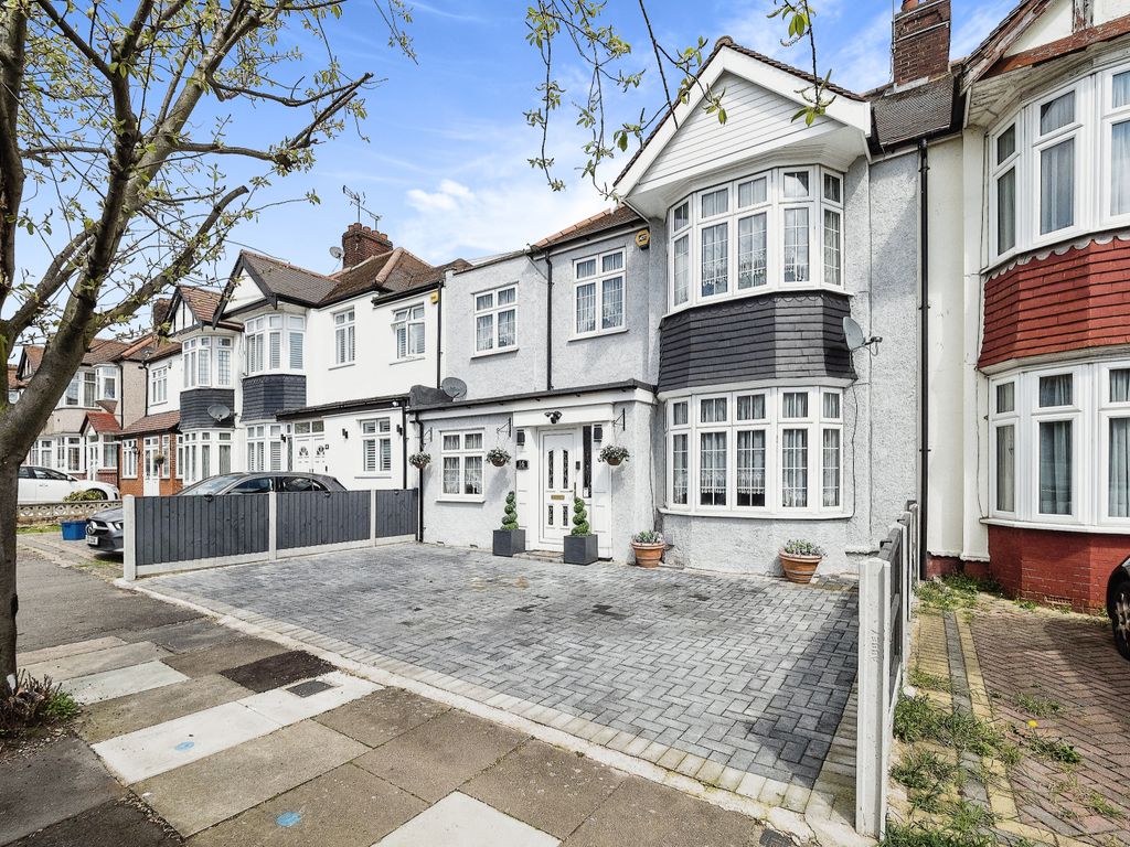 4 bed semidetached house for sale in Glenthorne Gardens, Ilford IG6, £