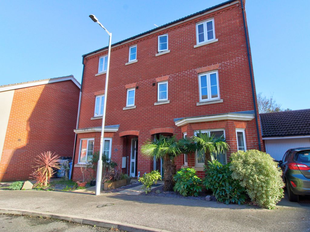 4 bed semidetached house for sale in Bruff Road, Ipswich IP2, £300,000