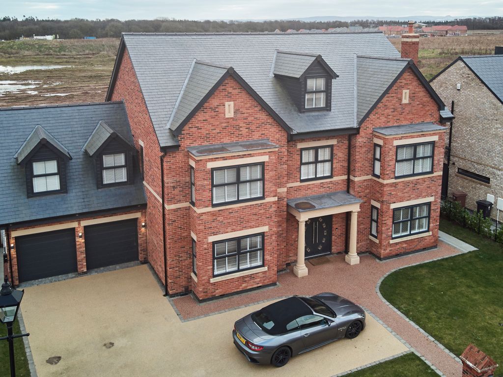 5 bed detached house to rent in Duke Of Wellington Gardens, Billingham