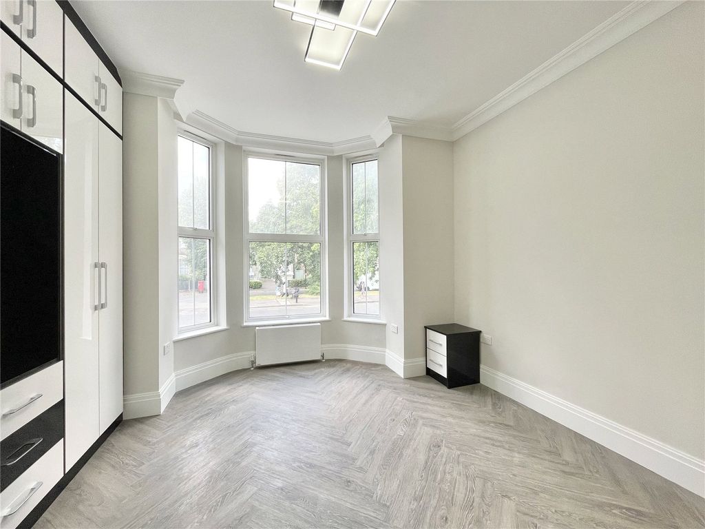 2 bed flat to rent in The Mall, Ealing Broadway, London W5, £2,800 pcm