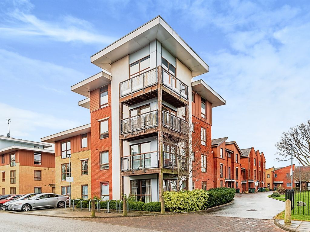 2 bed flat for sale in Commonwealth Drive, Crawley RH10 Zoopla