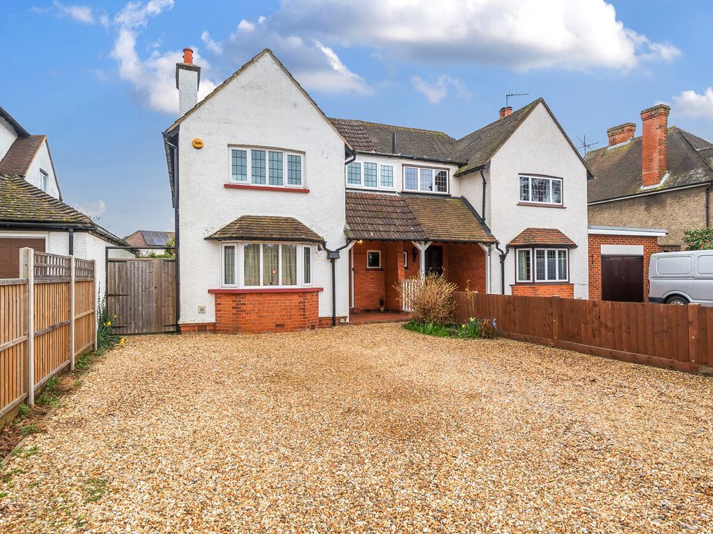 3 bed semidetached house for sale in Woking Road, Guildford GU1, £