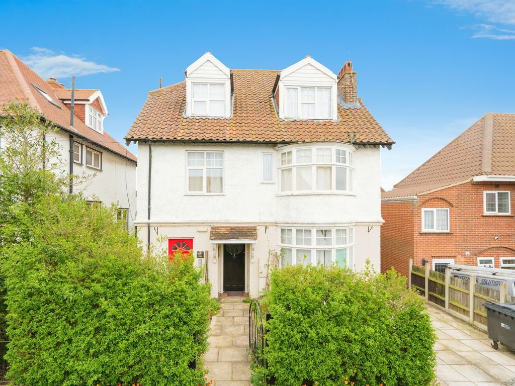 5 bed detached house for sale in The Avenue, Sheringham NR26, £550,000