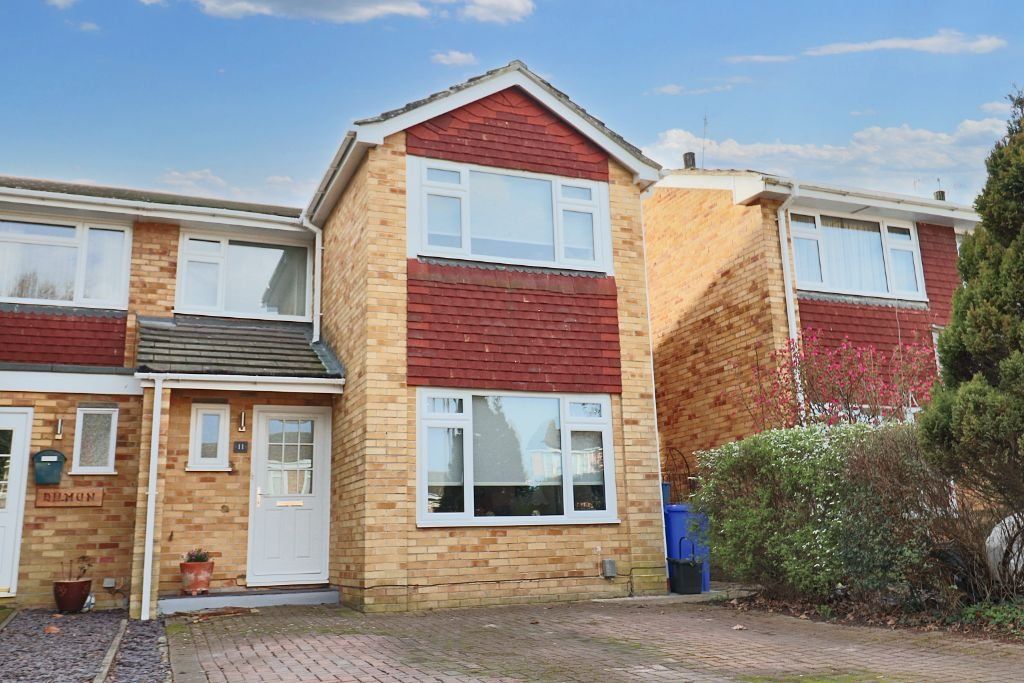 4 bed semidetached house for sale in Forth Close, Farnborough GU14, £