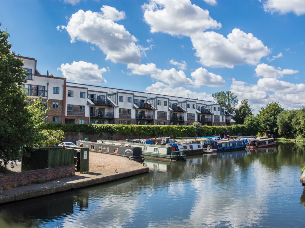 2 bed flat to rent in The Waterfront, Hertford SG14, £1,450 pcm Zoopla