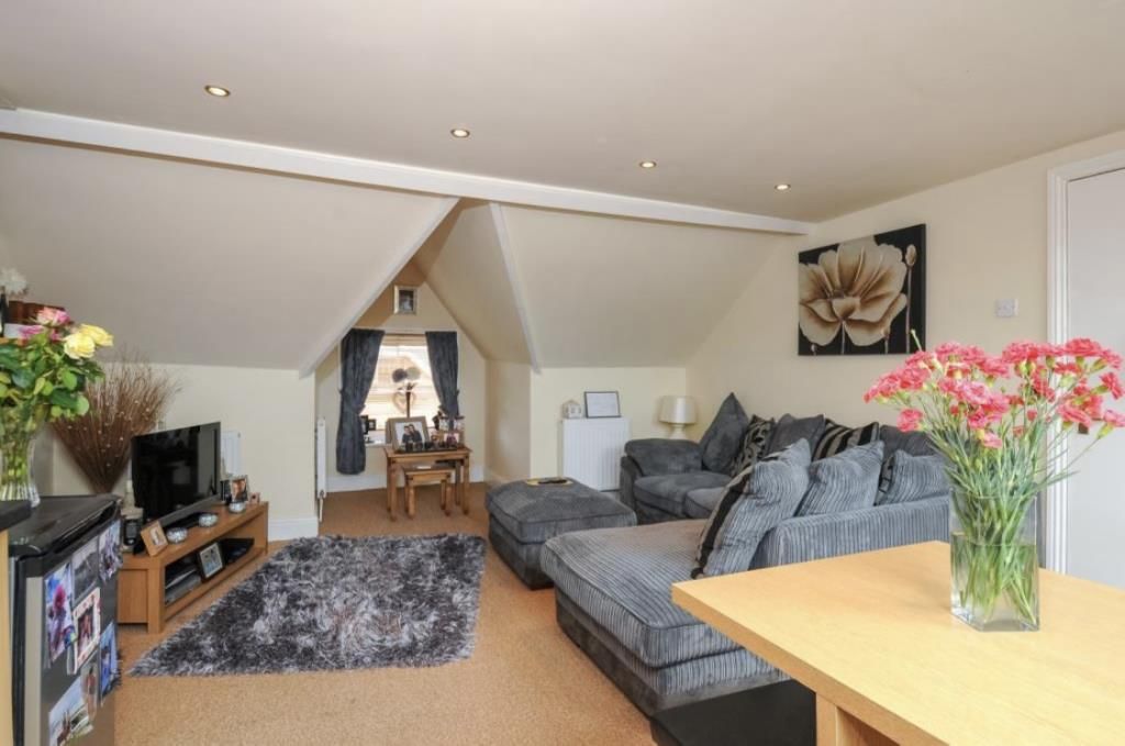 3 bed flat to rent in Temple Street, Llandrindod Wells LD1, £550 pcm