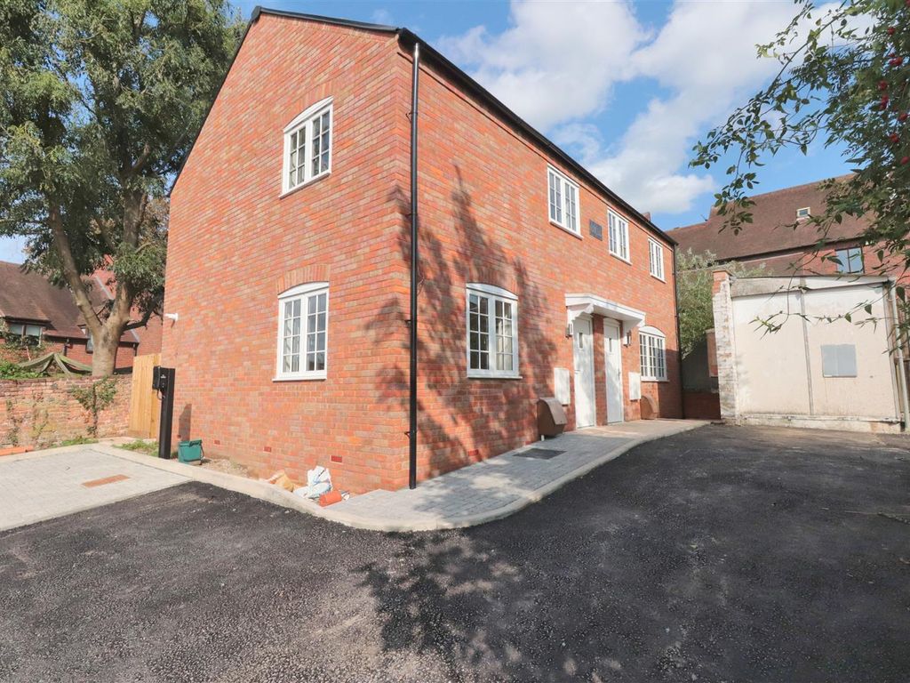 2 bed flat to rent in Castle Street, Aylesbury HP20, £1,350 pcm Zoopla