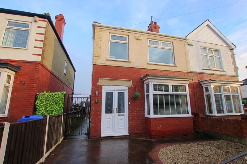 3 bed semidetached house for sale in Elm Avenue, Grimsby DN34, £