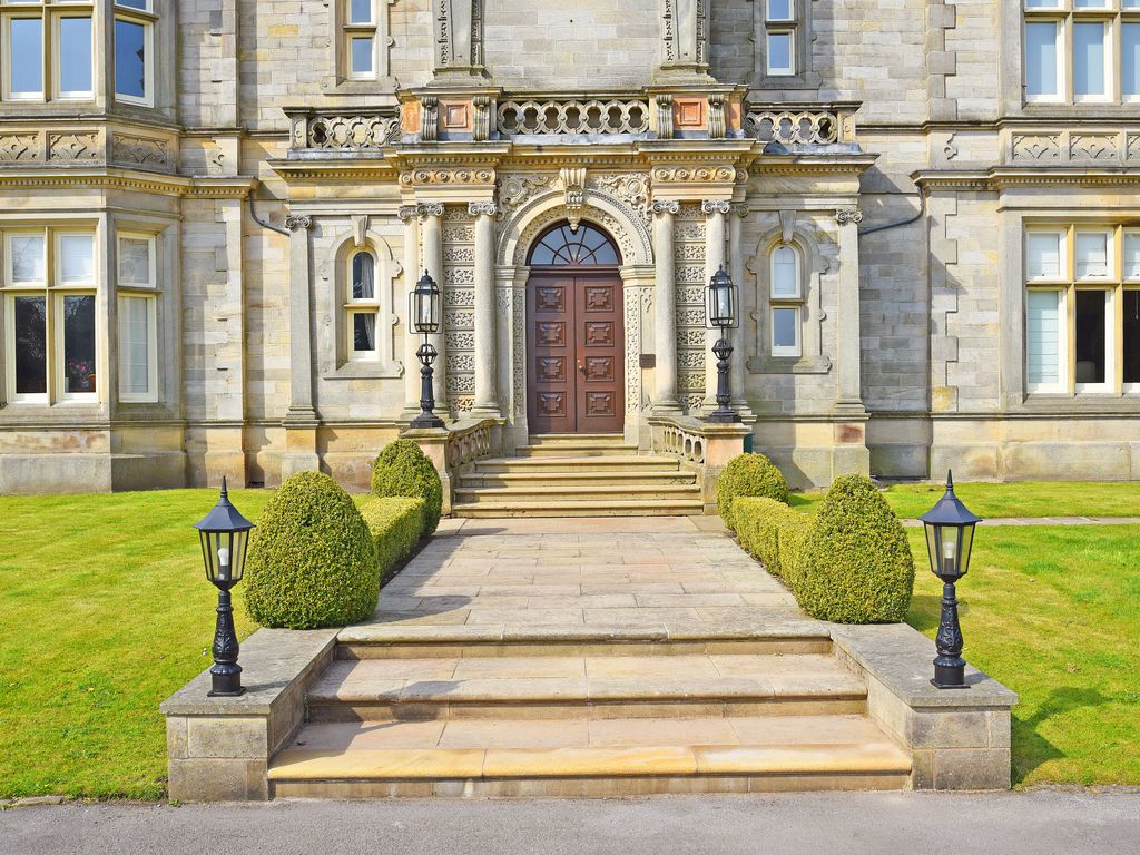 2 bed flat for sale in Mansion House, Moor Park, Beckwithshaw HG3, £