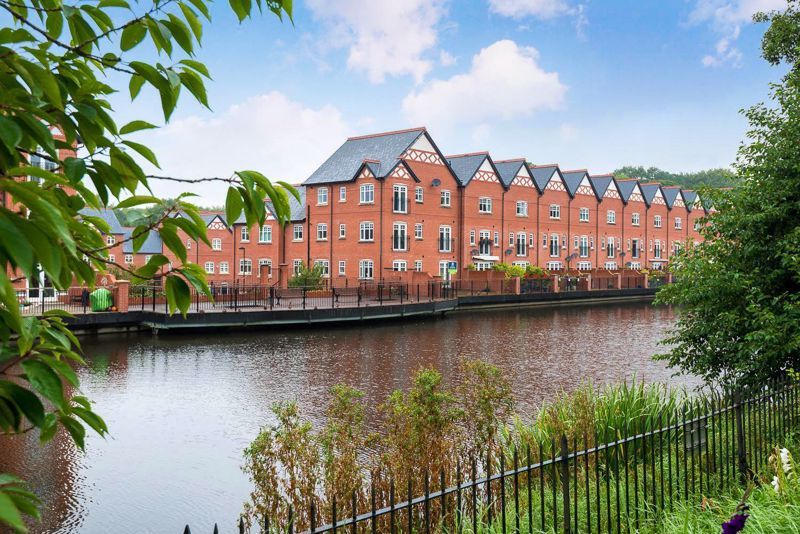 2 bed flat to rent in Gardinar Close, Standish, Wigan WN1, £795 pcm