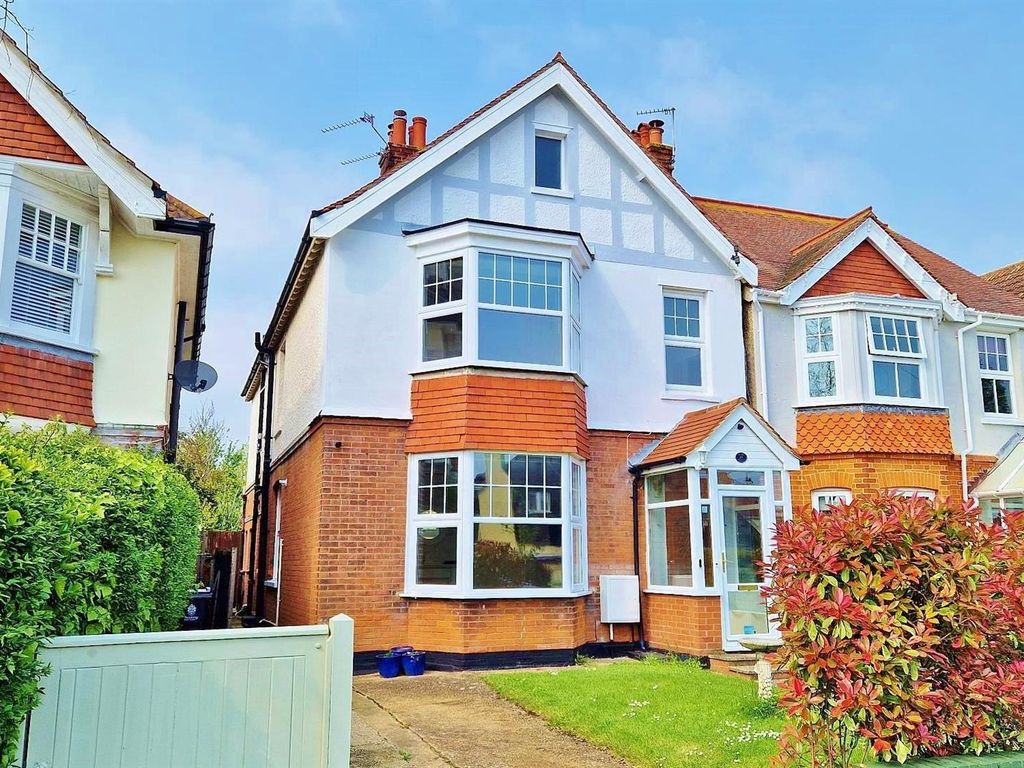 5 bed detached house for sale in Hadleigh Road, FrintonOnSea CO13, £