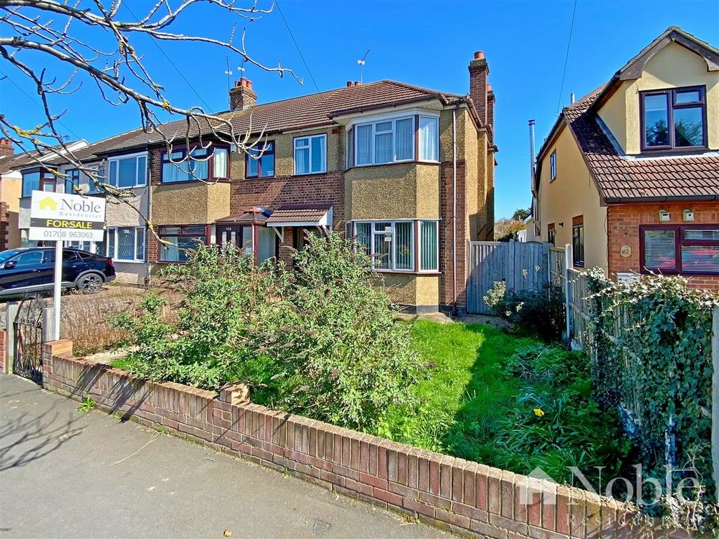 3 bed end terrace house for sale in Roseberry Gardens, Cranham