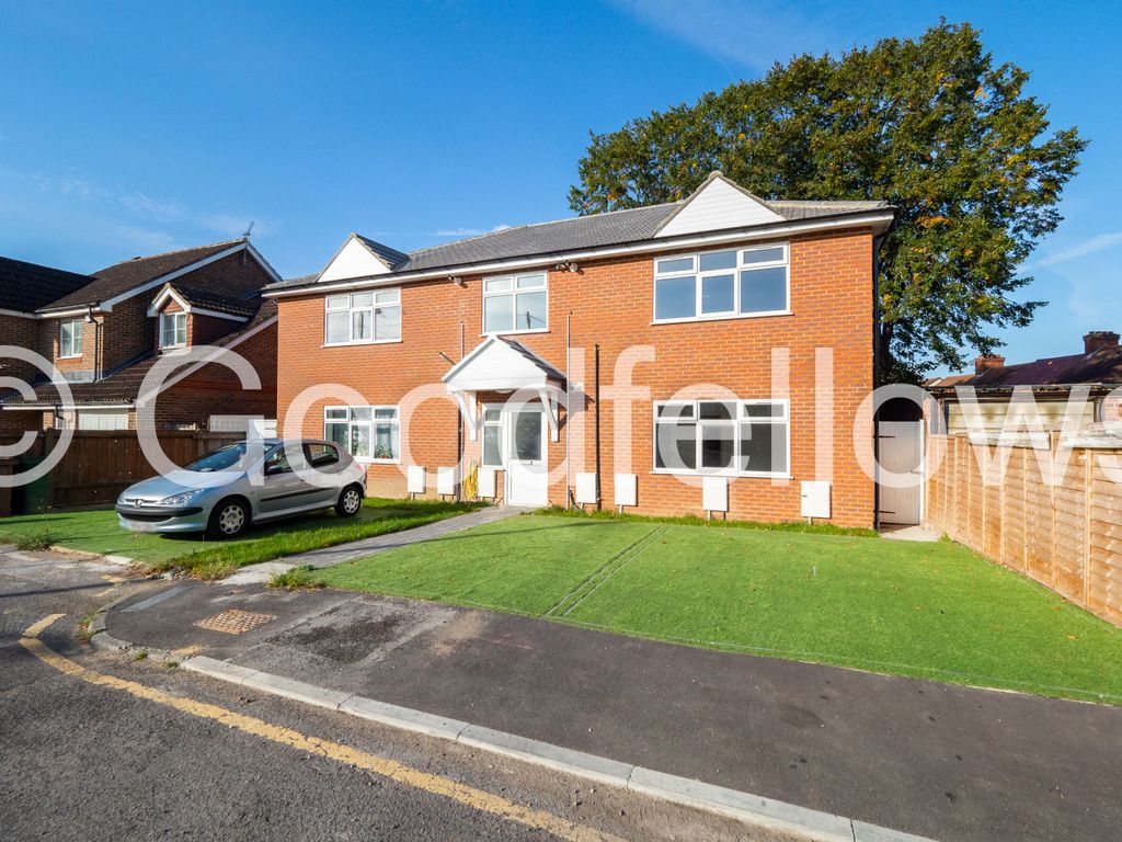 1 bed flat to rent in Denbigh Close, Cheam, Sutton SM1, £1,500 pcm Zoopla