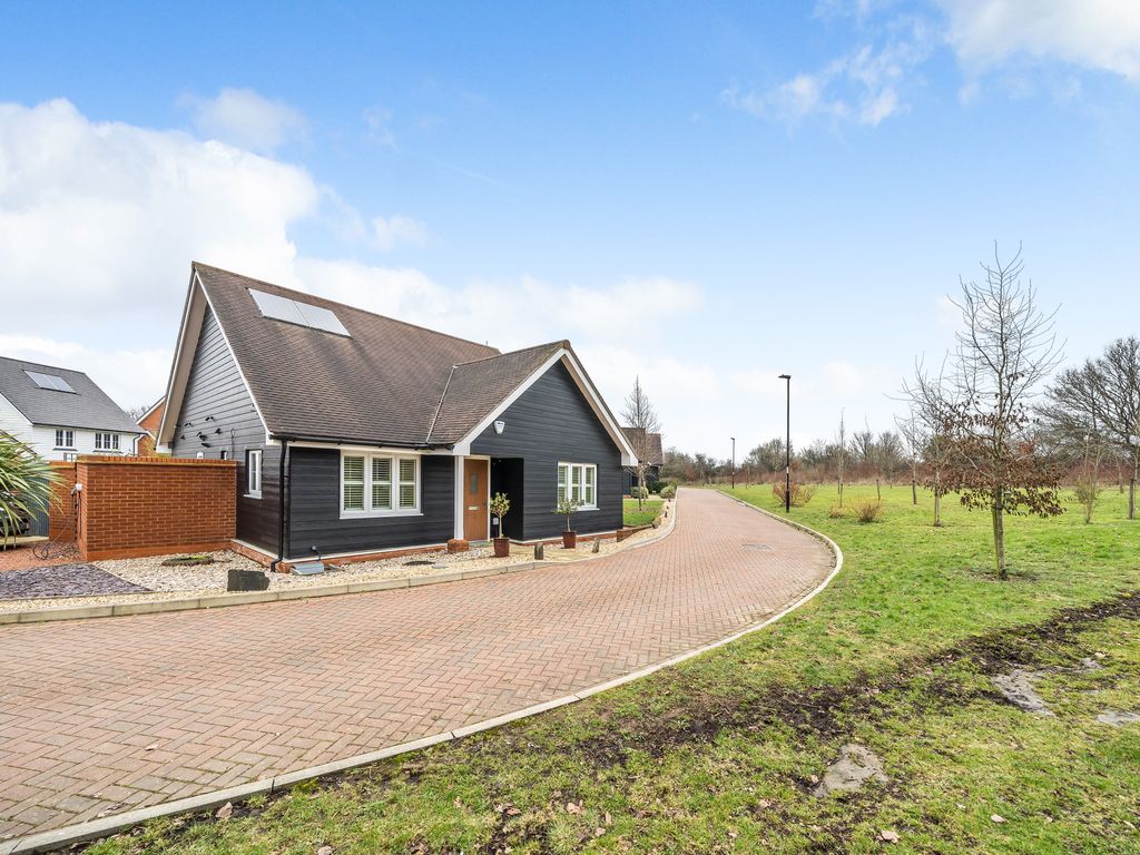 2 bed bungalow for sale in Owl Close, Billingshurst, West Sussex RH14
