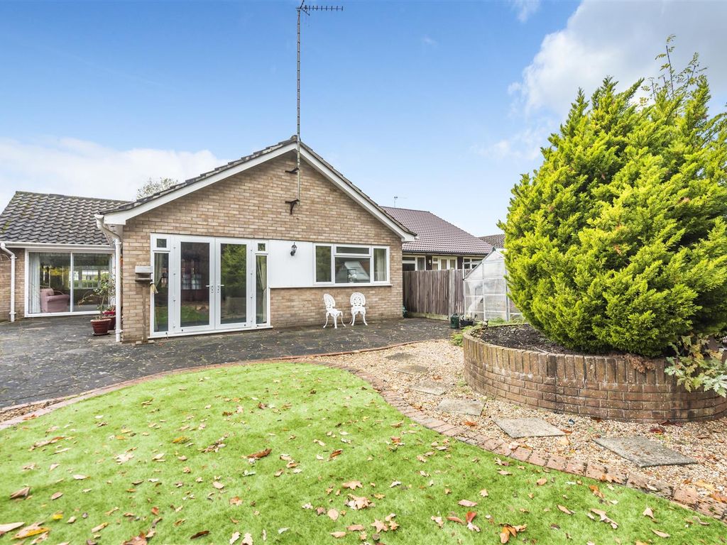 3 bed detached bungalow for sale in Juniper Grove, Nascot Wood, Watford