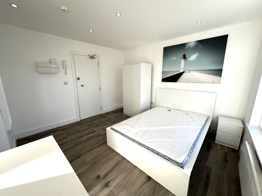 Room to rent in Southchurch Avenue, SouthendOnSea SS1, £625 pcm Zoopla