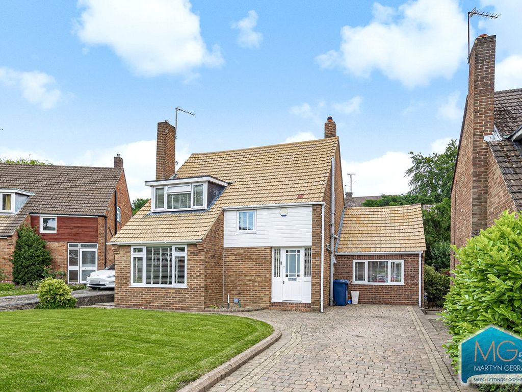 3 bed detached house to rent in Sutton Crescent, High London