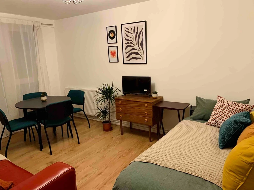 2 bed flat to rent in Bolton Walk, Finsbury Park, London N7, £3,400 pcm