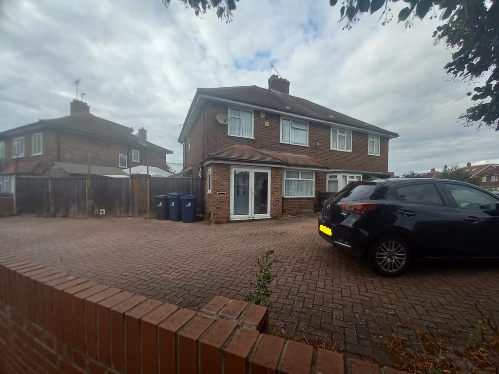 4 bed semidetached house to rent in Kingshill Avenue, Northolt UB5