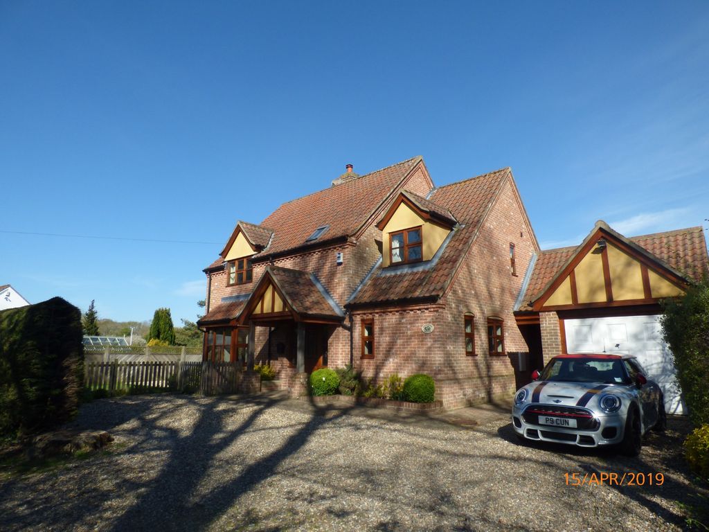 4 bed detached house to rent in Hedley Lane, Carlton Colville