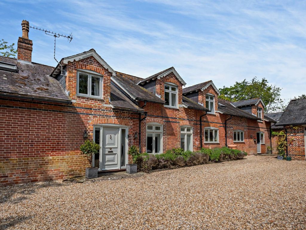 6 bed linkdetached house for sale in Snoddington Lane, Shipton