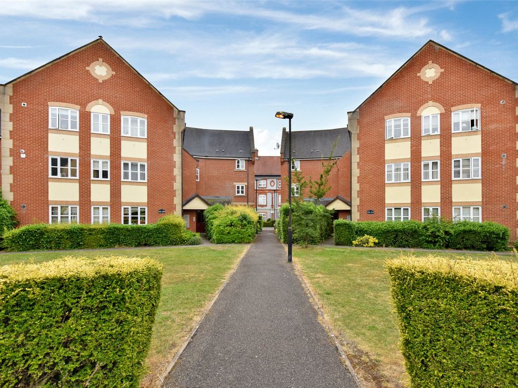 2 bed flat to rent in Crescent, Cowley, Oxford OX4, £1,500 pcm