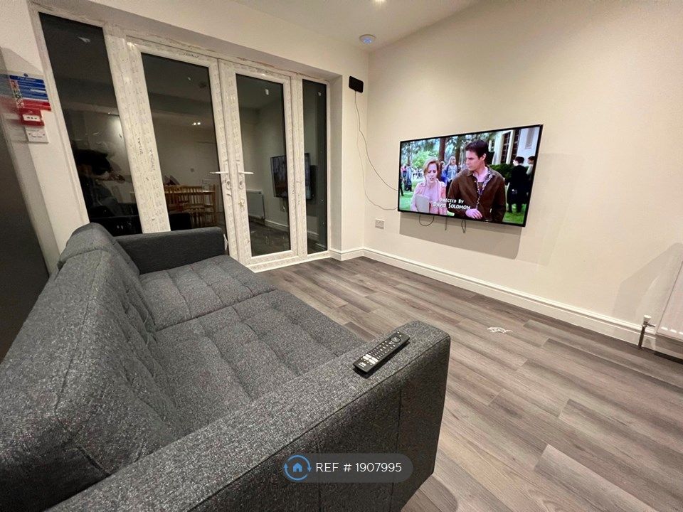 Room to rent in Milton Road, Wallington SM6, £1,050 pcm Zoopla