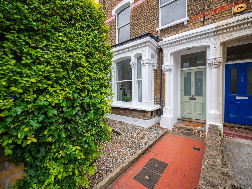4 bed property to rent in Romilly Road, Finsbury Park, London N4, £