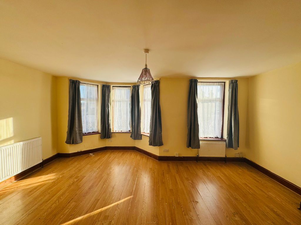 1 bed flat to rent in Pembroke Road, Ilford IG3, £1,300 pcm Zoopla