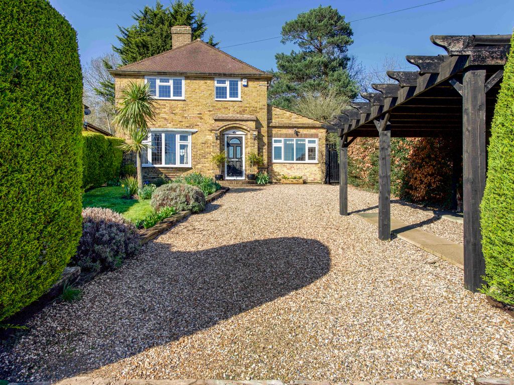 3 bed detached house for sale in Doggetts Farm Road, Higher Denham