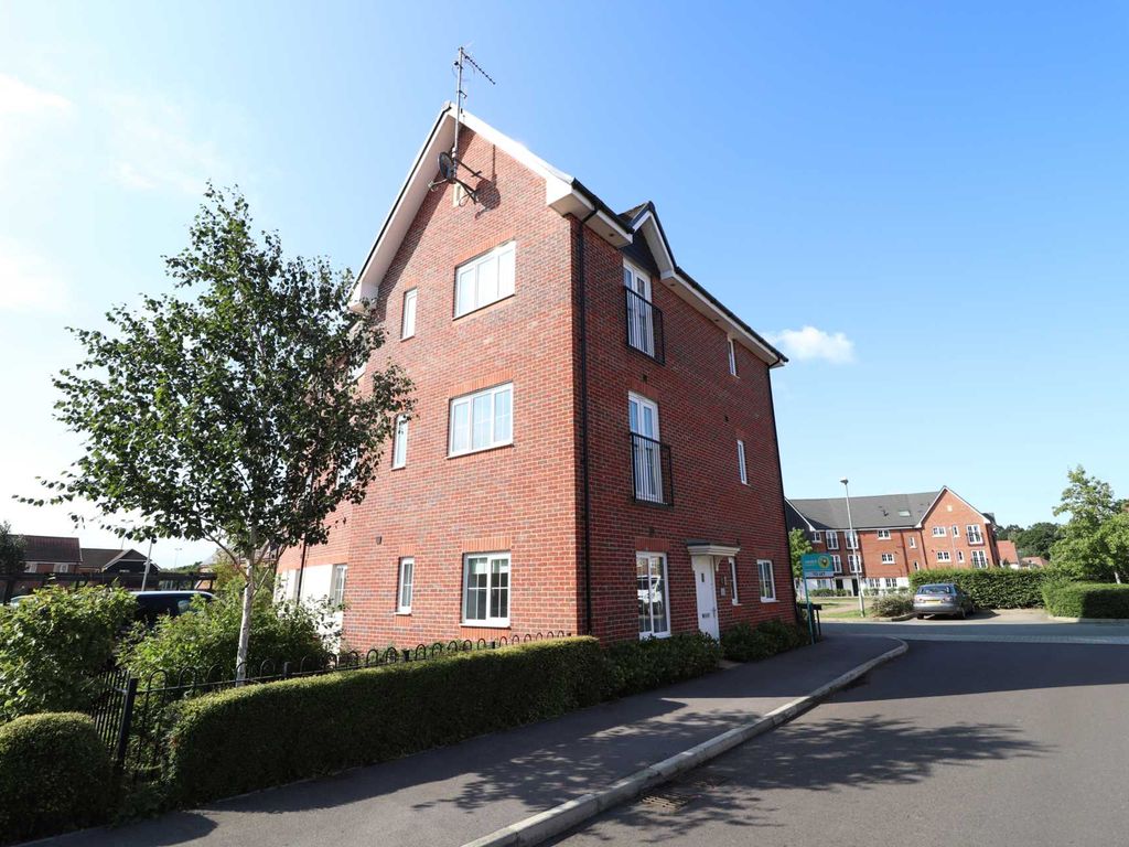 2 bed flat to rent in Shearwater Drive, Park RG12 Zoopla