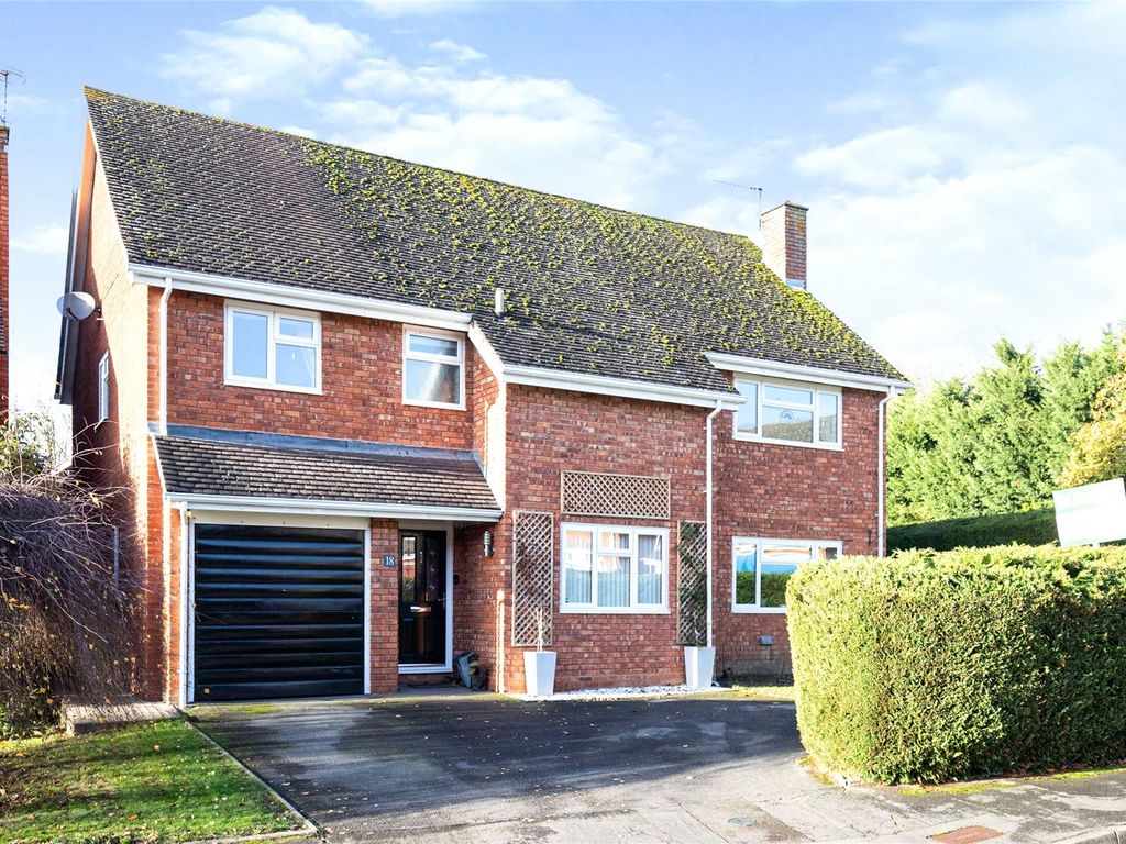 5 bed detached house for sale in Campden Lawns, Alderminster, Stratford